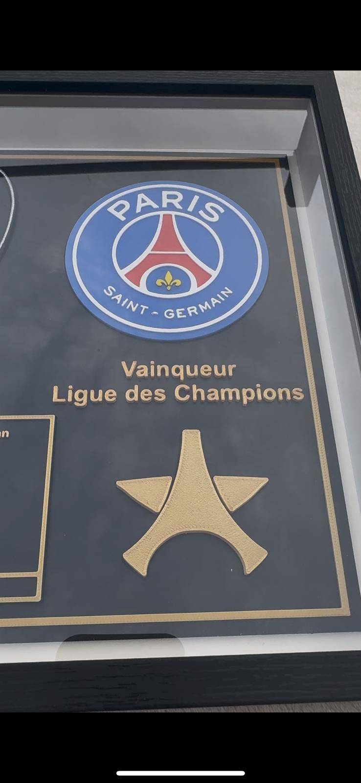 Plaque PSG ligue des champions 2025 dans son cadre