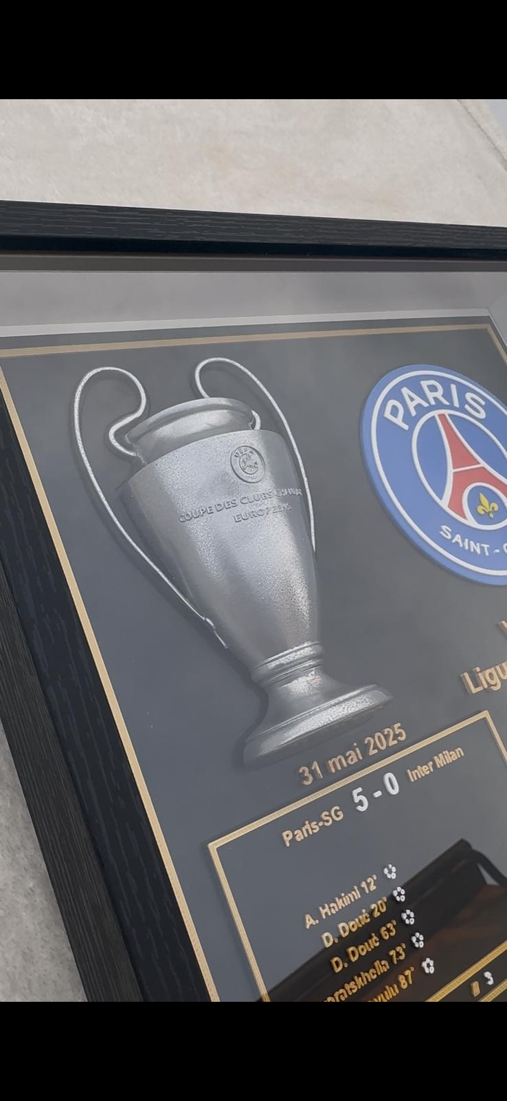 Plaque PSG ligue des champions 2025 dans son cadre