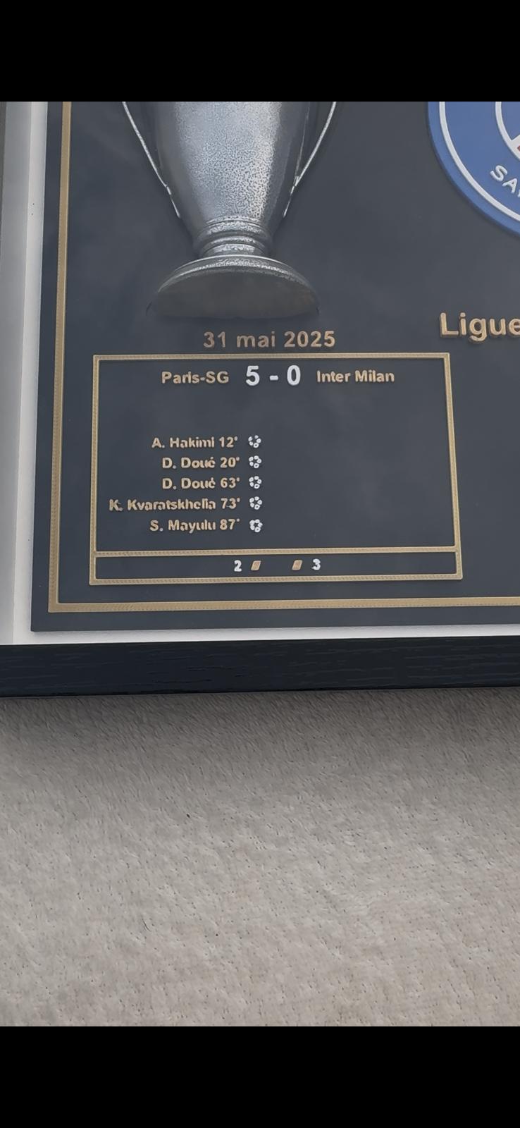 Plaque PSG ligue des champions 2025 dans son cadre