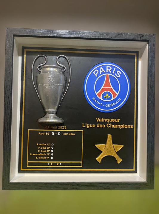 Plaque PSG ligue des champions 2025 dans son cadre